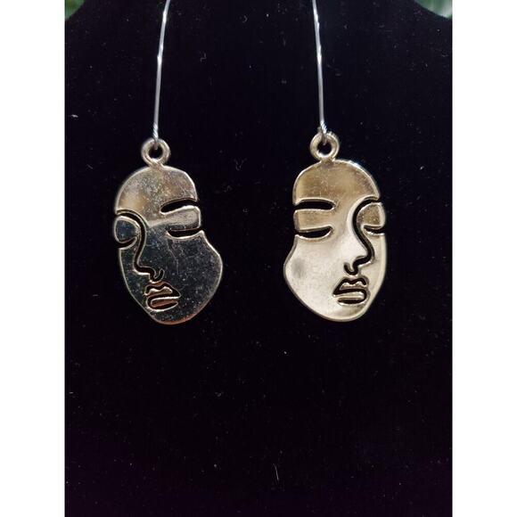 Women's Gold Tone Girl Face Shape Stylish Earrings Set - Picture 7 of 10